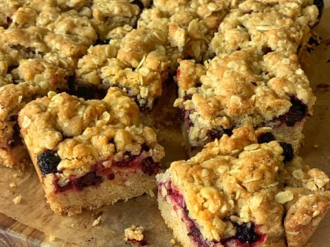 blackberry crumble slice