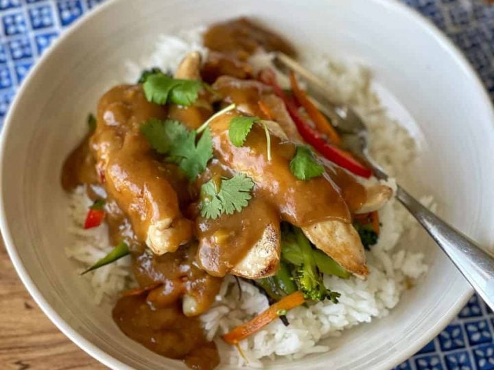 Chicken and vegetable stir fry with creamy satay sauce
