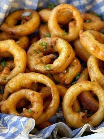 A bowl of fried Onion Rings.